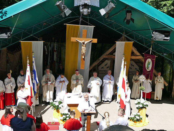 Festgottesdienst zum 1.000 Todestag des Heiligen Heimerads auf dem Hasunger Berg (Foto: Karl-Franz Thiede) Festgottesdienst zum 1.000 Todestag des Heiligen Heimerads auf dem Hasunger Berg (Foto: Karl-Franz Thiede)